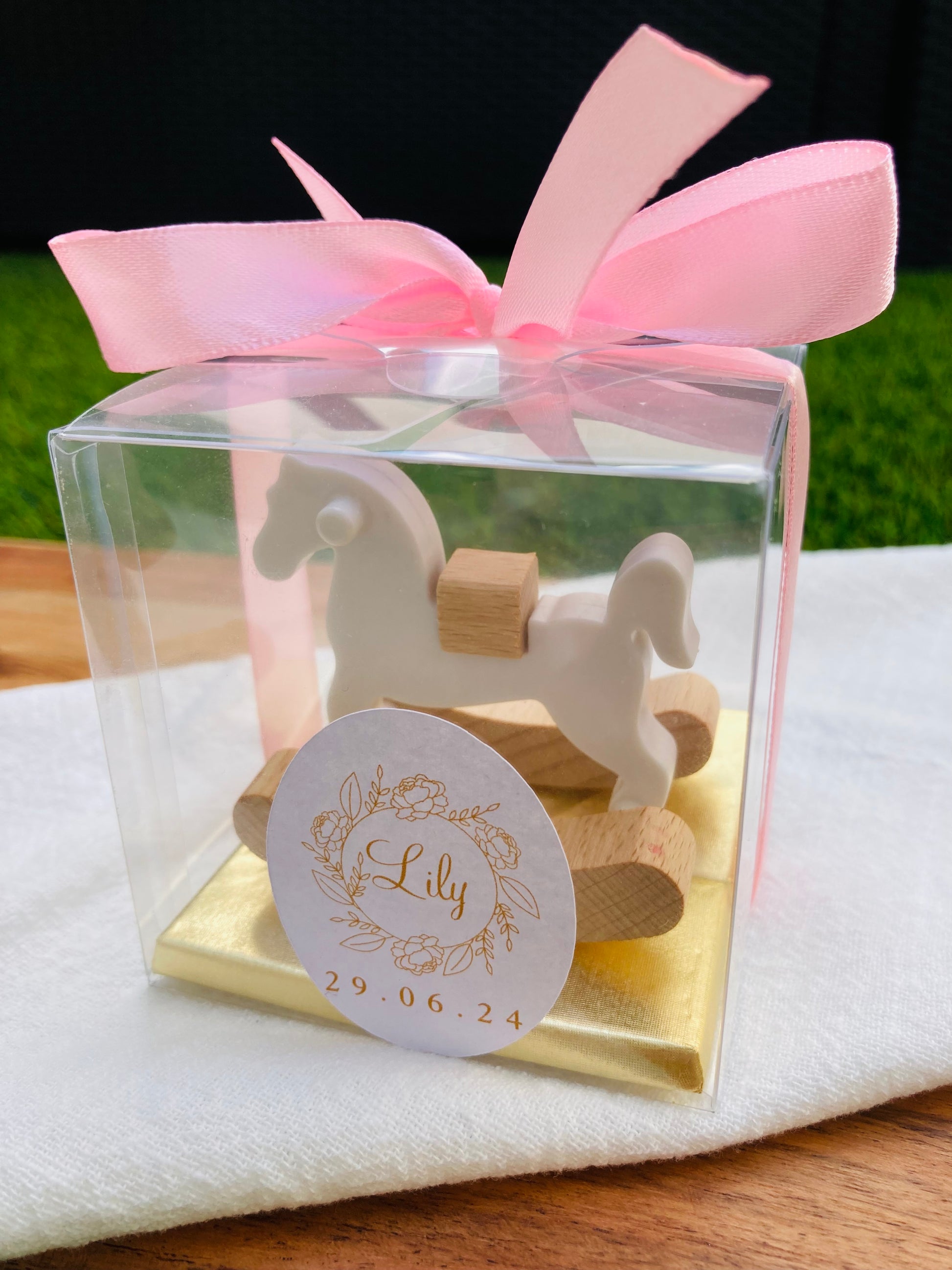 Découvrez le somptueux Coffret Presti Biscuit, présenté dans un élégant emballage orné d'un ruban de soie de la couleur de votre choix. Ce coffret luxueux contient quatre carrés de chocolat finement confectionnés, accompagnés d'un cheval à bascule en bois magnifiquement sculpté. Personnalisez ce cadeau d'exception avec une étiquette portant le nom et la date de votre choix, pour une touche de raffinement unique